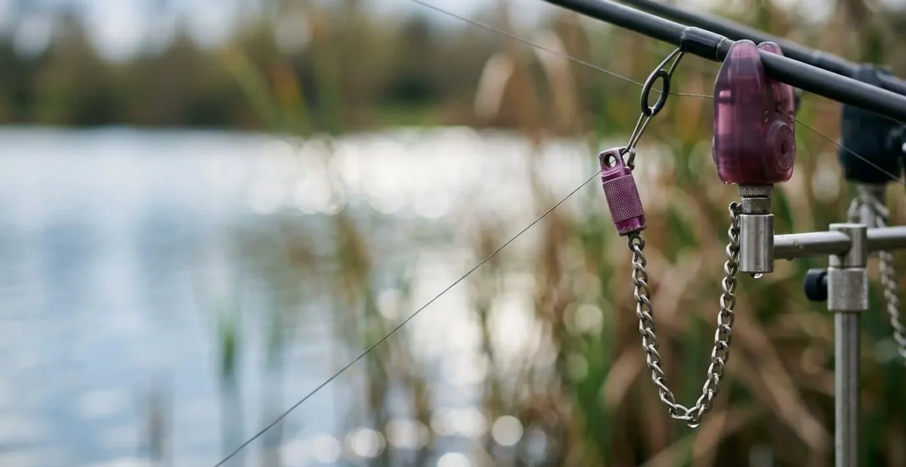 Gros plan sur un indicateur visuel de type swinger avec mouvement capté dans un environnement de pêche français