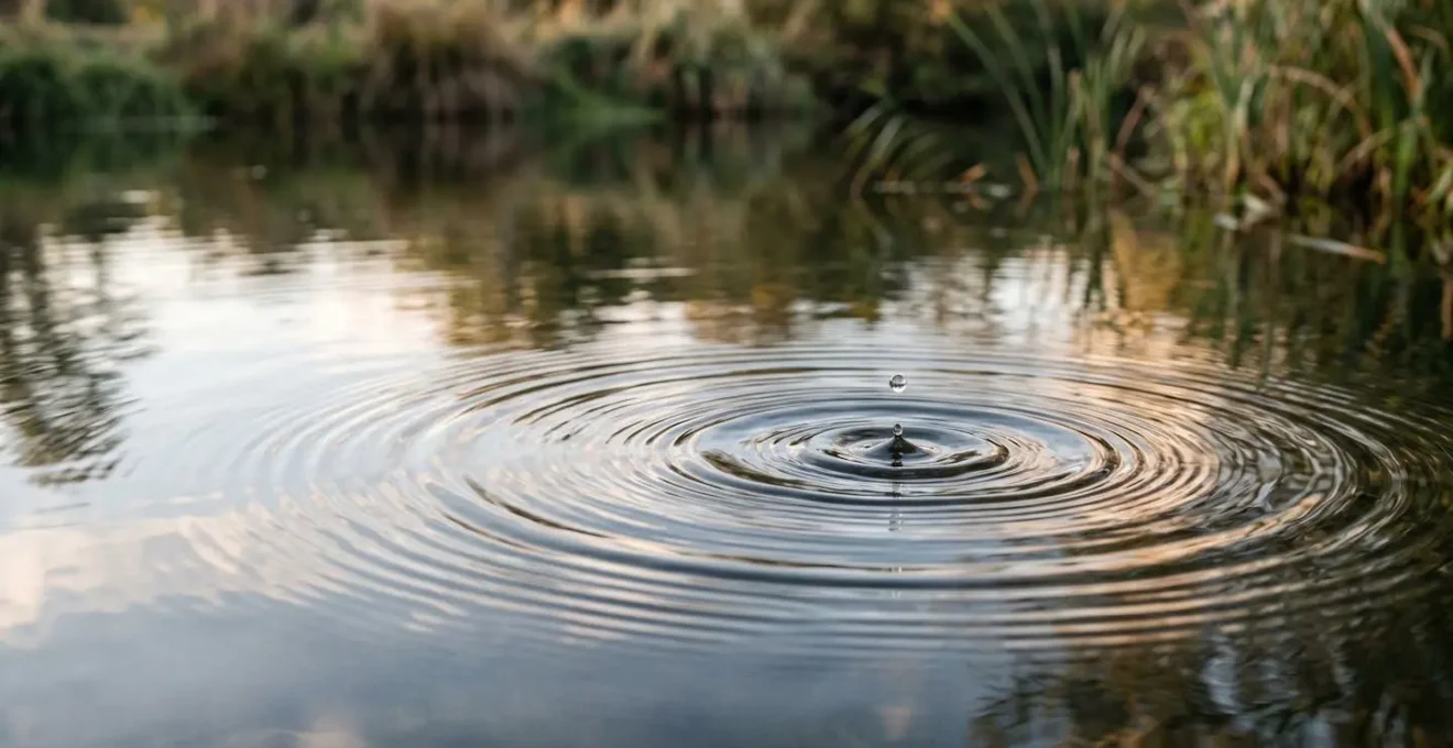 Gros plan sur des ondulations d'eau avec reflets sonores, atmosphère contemplative minimaliste